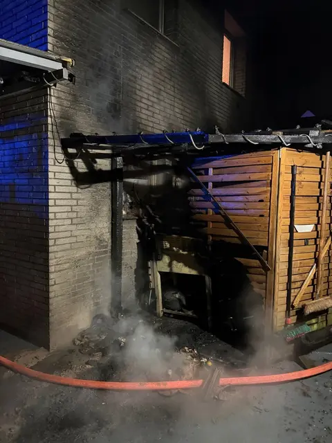 Feuer Holzdach und Kochstelle | Foto: Feuerwehr Mülheim an der Ruhr