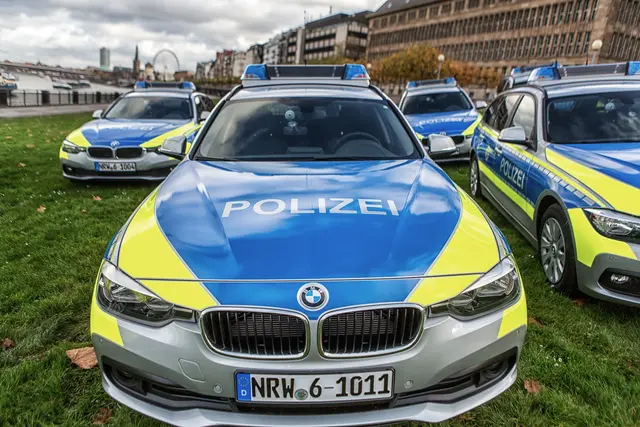 Verkehrsunfall mit mehreren beteiligten Fahrzeugen und Verletzten - Verkehrsunfallaufnahmeteam im Einsatz | Foto: Polizei Düsseldorf 