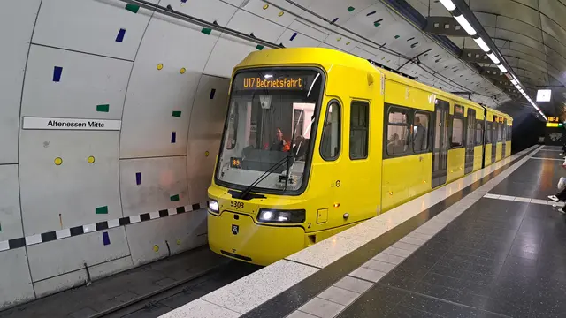Überraschungserlebnis im U-Bahnhof Altenessen-Mitte: Wie schön wäre es, in Essen einmal mal mit einer modernen U-Bahn aus dem 21. Jahrhundert fahren zu können. Ein Wagon, in dem sich alle Türen öffnen lassen und der im Sommer sogar Klimaanlage haben könnte. Leider fahrt dieser neue Züg (oder sind es vielleicht schon mehrere? ) seit Frühjahr 2025 immer nur im Probebetrieb über U-Bahngleise und durch unsere Tunnelröhren.  | Foto: Walter Wandtke