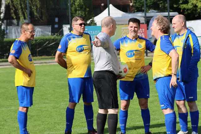 Das Bild zeigt einige Walking Footballer von Fortuna Bredeney während eines Gesprächs mit einem Schiedsrichter im September 2025, der eine neue Regel erläutert. | Foto: FVN