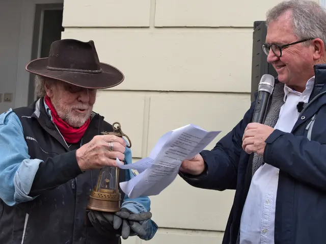 Udo Kath (rechts) schenkt dem „Vater der Stolpersteine“, Gunter Demnig, vor einer weiteren Verlegung in Lünen eine Grubenlampe. Damit wurde seine Arbeit der vergangenen Jahrzehnte und die Verbundenheit zu der Region besonders gewürdigt. 
Foto Günter Blaszczyk 
