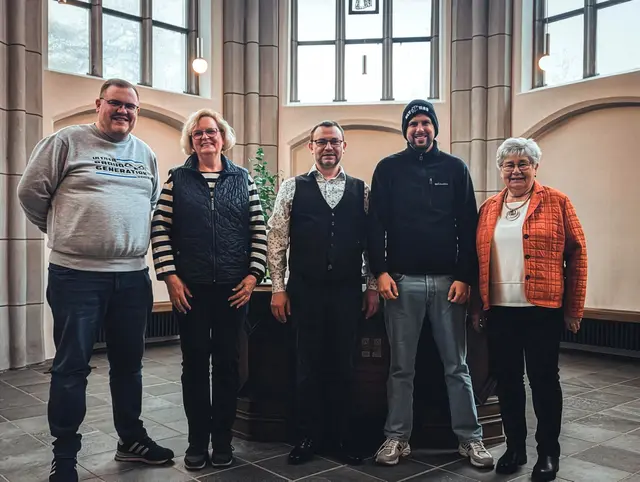 Das Bild zeigt Mitglieder des Presbyteriums und der Suppenküche der Gemeinde und Vertreter der aktiven Fanszene des MSV in der Beecker Kirche.
Foto: ruhrort-beeck.de