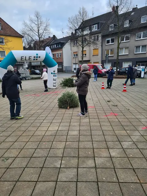 Weihnachtsbaum- Weitwurf in Resse- Am Marktplatz Sonntag, 04.01.26 | Foto: Wilfried Heidl