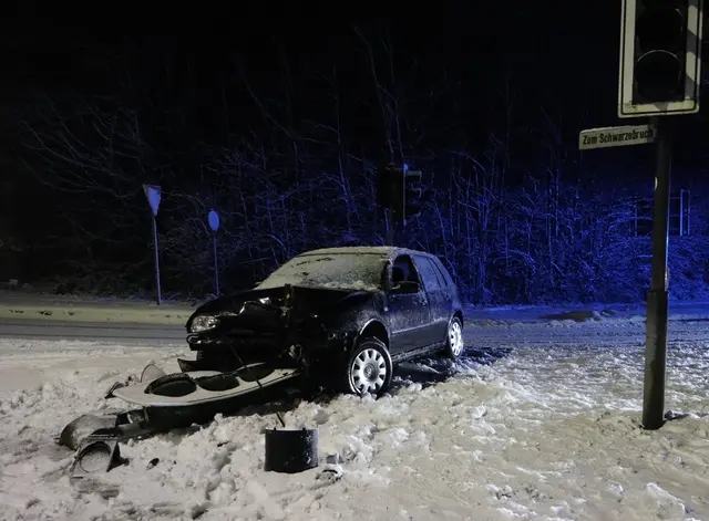 Golf gegen Ampel: Bei der Kollision entstand hoher Sachschaden. | Foto: Polizei Mettmann