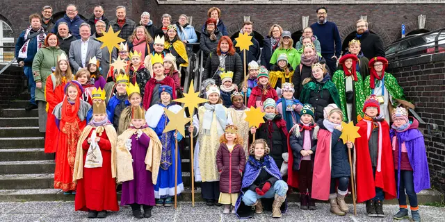 Die Sternsingerkinder versammelten sich mit Oberbürgermeister Thorsten Berg, ihren Begleiterinnen und Begleitern sowie Vertreterinnen und Vertretern des BdkJ, der Politik und der Stadtverwaltung vor dem Rathaus.  | Foto: Stadt Oberhausen/Tom Thöne