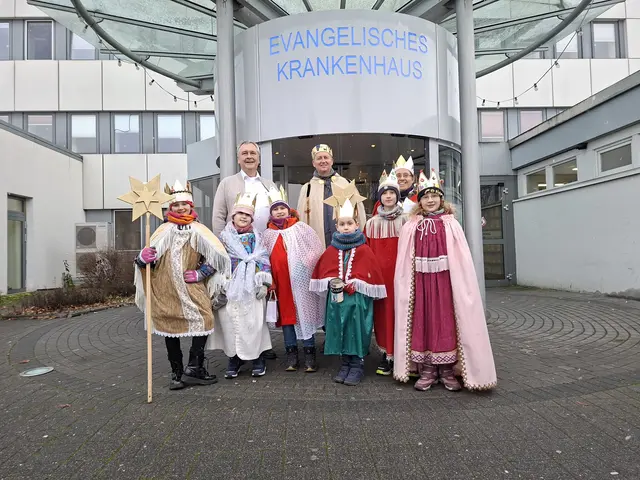 Der Pfarrer und Seelsorger des EvK Herne, Ulrich Knudsen (1.v.li.), begrüßte die Herner Sternsingerinnen und Sternsinger aus dem Herner Süden am EvK an der Wiescherstraße. 