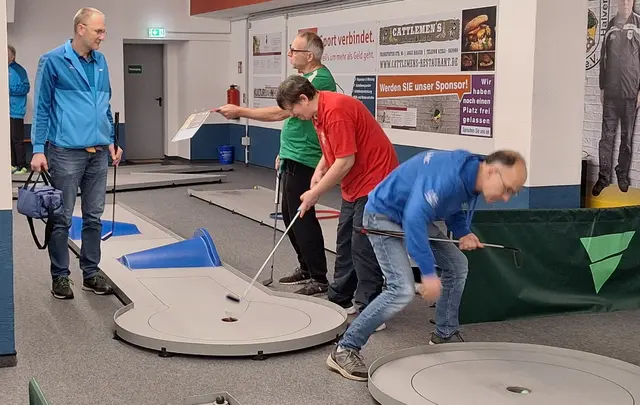 Patrick Knoll (rotes Trikot) beim Lochen an den Radkappen.