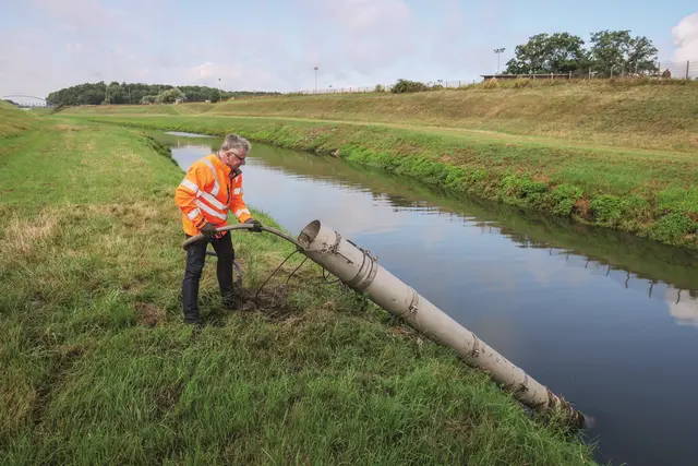 Im Zuge des Gewässermonitorings an der Emscher werden die Pumpen, die das Flusswasser in die Messtation befördern, regelmäßig kontrolliert. Foto: Rupert Oberhäuser/EGLV