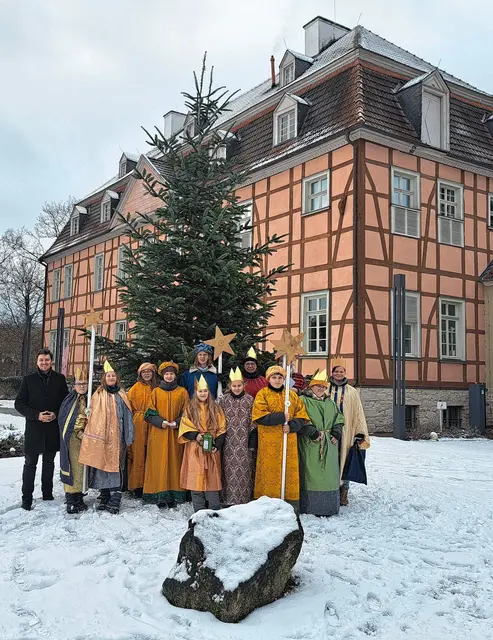  Marius Stiehler, Leiter der Museen der Stadt Menden, hatte die Sternsinger der Kirchengemeinde Maria Königin des Friedens in Oberrödinghausen eingeladen, ihre diesjährige Tour auf Gut Rödinghausen zu beginnen. Foto: Hanna Werny
