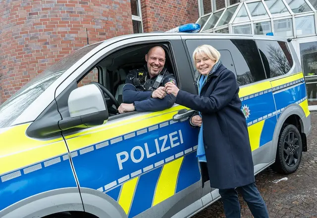 Bildbeschreibung: Schlüsselübergabe für den neuen Streifenwagen vor der Polizeiwache Marl. Von links: Polizeihauptkommissar Porsch, Polizeipräsidentin Friederike Zurhausen. Quelle: Polizeipräsidium Recklinghausen | Foto: Polizeipräsidium Recklinghausen