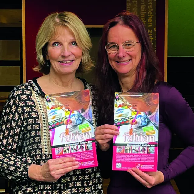 Das Foto zeigt - von links - Birgit Höchter und Antje Knüttel, die das Fortbildungsprogramm Halbjahr 2026 präsentieren.
Foto: ebw-duisburg.de 