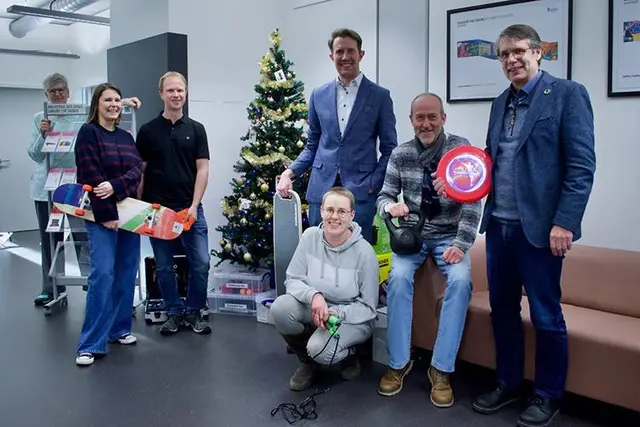 Die Projektbeteiligten trafen sich in der Bibliothek in Kleve, v.l.n.r.: Maren Gerle (Mitarbeiterin Bibliothek), Maike Schön (Projektkoordinatorin Bibliothek), Christoph Bors (Klimaschutzmanager Stadt Kleve), Larissa Bertram (Mitarbeiterin Bibliothek), Jonas Lamik (Leiter Bibliothek), Dirk Posdena (Leiter Fachbereich Klimaschutz, Umwelt und Nachhaltigkeit der Stadt Kleve) und Christian Bomblat (Technischer Dezernent Stadt Kleve) | Foto: HSRW