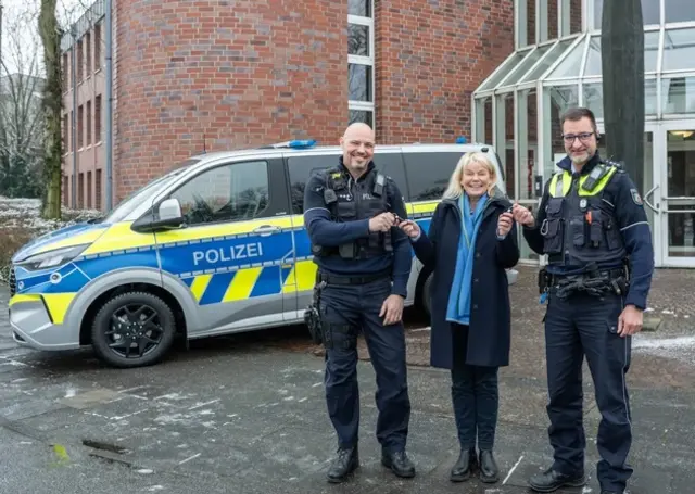 Bildbeschreibung: Schlüsselübergabe für den neuen Streifenwagen vor der Polizeiwache Marl. Von links: Polizeihauptkommissar Porsch, Polizeipräsidentin Friederike Zurhausen, Polizeihauptkommissar Geisweid Quelle: Polizeipräsidium Recklinghausen
