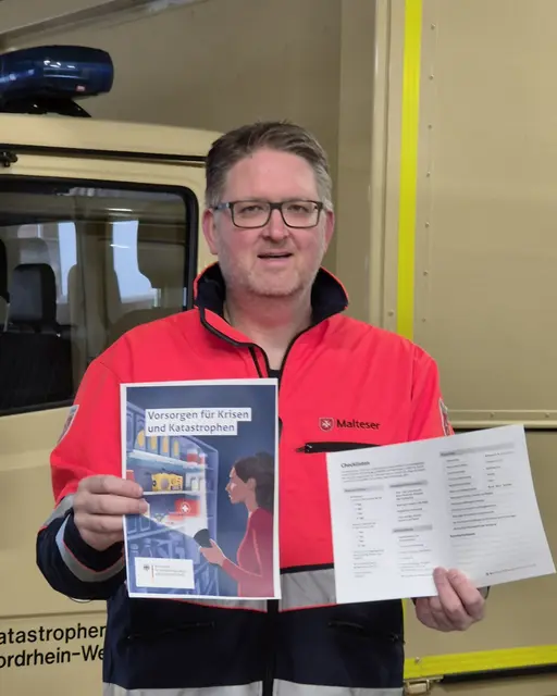 Christian Nitz von den Langenfelder Maltesern mit der Broschüre und der Checkliste des Bundesamtes für Bevölkerungsschutz und Katastrophenhilfe. | Foto: Malteser Hilfsdienst/Stadtgeschäftsstelle Langenfeld (Rhld.)
