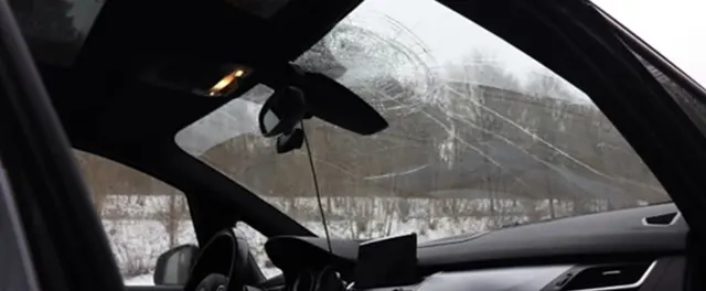 Polizei Münster. Das Foto zeigt die beschädigte Windschutzscheibe eines der beteiligten Pkw. Veröffentlichung mit dieser Mitteilung honorarfrei.