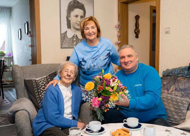 Jubilarin Vera Nowak, ihre Tochter Bärbel Zybul und Vonovia Objektbetreuer Karsten Knippschild. | Foto: Vonovia / Bierwald
