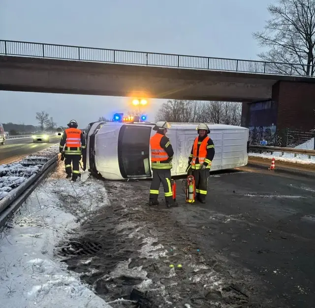 Bilder, Text Freiwillige Feuerwehr Hamminkeln/ Transporter kippt auf der Autobahn um
