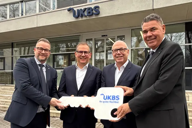 Der neue UKBS Vorstand   (v.l.n.r.)  Martin Kolander und  Stefan Heitkemper, der langjährige in den Ruhestand gehende Geschäftsführer Matthias Fischer bei der symboliischen Schlüsselübergabe  durch den Aufsichtsratsavorsitzenden der UKBS und Landrat Mario Löhr) | Foto: © Michael Heimsath (Unnaer Kreis-Bau- und Siedlungsgesellschaft mbH)