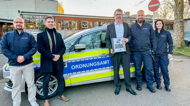 Die Stadt will den Ordnungsdienst stärken, setzt auf moderne Technik und neue Präventionsräte in den Stadtteilen. Das Bild zeigt (v.l.) Ordnungsamtsleiter Maik Luczak, Dezernent I Thomas Richter, Bürgermeister Thomas Terhorst sowie Christian Bruckhaus und Julia Sicuro vom KOD.

© Stadt Marl / Pressestelle