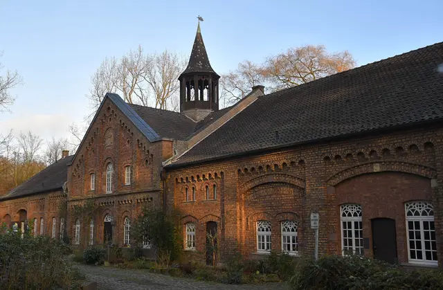 aus der Geschichte des Museums: Unterbringung im Gesindehaus des Schloss Schwansbells