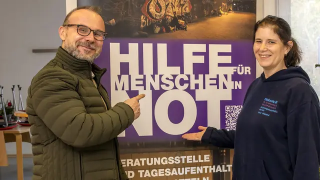 Vonovia Quartiersmanager Karl Cielontko und Vera Wieland vom Tagesaufenthalt der Diakonie in Herten setzen sich gemeinsam für wohnungslose Menschen ein. | Foto: Vonovia / Stachelhaus