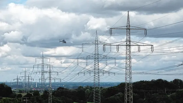 Per Helikopter kontrollieren die Mitarbeiter von Amprion noch bis Ende Februar das Leitungsnetz. Foto: Amprion