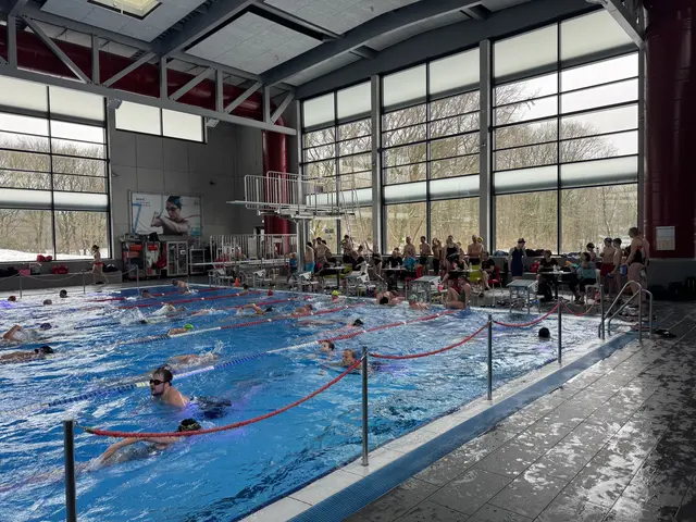 Zahlreiche Schwimmerinnen und Schwimmer ziehen beim 25-Stunden-Schwimmen im ENNI Sportpark Rheinkamp Bahn um Bahn und sorgen bereits kurz nach dem Start für volle Becken und beste Stimmung. | Foto: Sven Kattelans