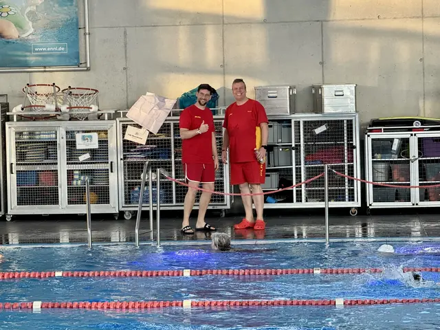 Die Rettungsschwimmer Fabian Itzel von der DLRG Moers-Rheinkamp und Michael Geeven von der DLRG Moers beim 25-Stunden-Schwimmen. | Foto: Sven Kattelans