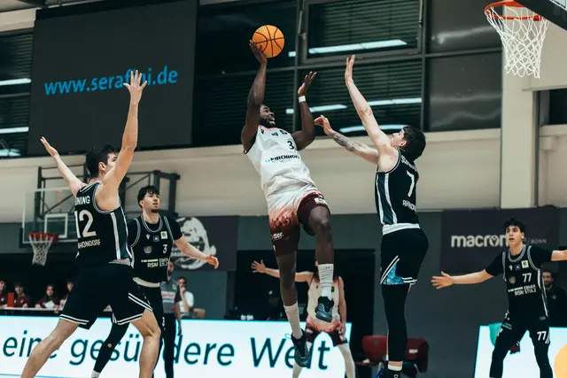 Sadiq Ajagbe im Spiel gegen die Dragons Rhöndorf | Foto: Calvin Vorsmann, cnipsr