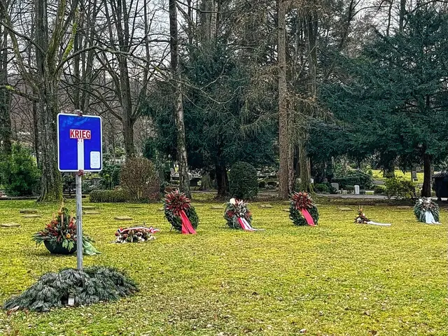 „KRIEG IST EINE SACKGASSE“: Das Schild und seine Botschaft von Künstler Johannes Volkmann stellten die Schülerinnen und Schüler des Märkischen Gymnasiums erstmals auf der Gedenkfeier zum Volkstrauertag auf dem Friedhof Oehde im November 2025 vor. In Zukunft ist es dauerhaft auf dem Rathausplatz zu sehen.  Foto: Susanne Schütte-Gerold