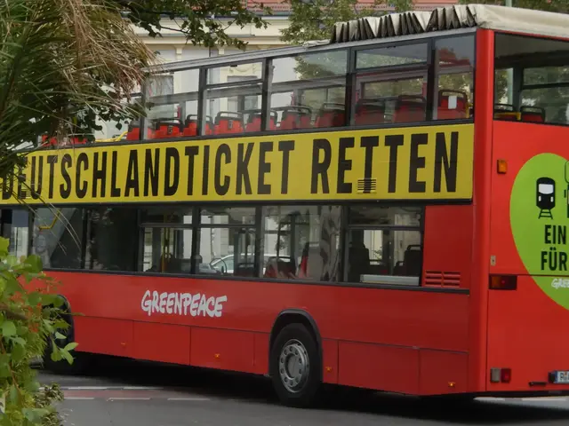 Das Deutschland-Ticket hinterlässt im Januar 2026 einen gemischten Eindruck. Auf der einen Seite steht eine steigende Akzeptanz und ein wachsendes Nutzerinteresse, besonders in großen Städten. Auf der anderen Seite werfen die Preissteigerungen Fragen zur finanziellen Belastung der Nutzer auf. Archiv-Foto: JK