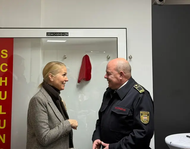 MdB Dr. Katja Strauss-Köster im Gespräch mit Vize-Präsident Michael Willms. Der Verband sucht bewusst die Kommunikation mit der Politik. | Foto: Kreisfeuerwehrverband Ennepe-Ruhr e.V.