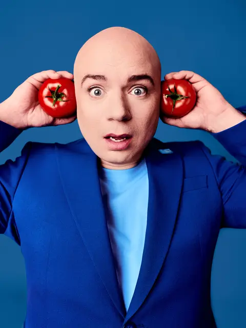 Lieber Tomaten auf den Ohree als ein Brett vor dem Kopf! Okan Seese kann nicht hören. Dafür hat er umso mehr zu erzählen – oder besser: zu gebärden! Von seinem Leben zwischen zwei Kulturen als Tauber, schwuler Mann, von lustigen Dates, den Herausforderungen eines Arztbesuchs ohne Dolmetscher – und was passiert, wenn die Zeugen Jehovas vor seiner Tür stehen. In seiner neuen Soloshow nimmt Okan Seese das Publikum, mit viel Selbstironie, auf eine humorvolle Reise durch seinen Alltag. Hörende Zuschauer staunen, wenn sie die Welt aus der Perspektive eines Tauben kennenlernen – oder wenn sie merken, welche kuriosen Fragen sie selbst immer wieder stellen. Seese spielt am Samstag, 24. Januar, in der Kaue. Foto: Jean Ferry