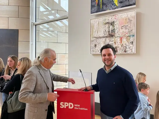 Rodion Bakum (re), Mitglied des Landtags und Mülheimer Parteivorsitzender der SPD - Fraktion eröffnete die Vernissage "FRIEDEN, FREIHEIT, EUROPA" von Reinhard Fingerhut  (li.) am 13. Januar 2026 im Düsseldorfer Landtag | Foto: Andreas Ingramm