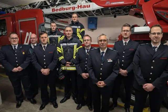 Die drei neuen Einsatzkräfte aus der Jugendfeuerwehr wurden im Beisein der Feuerwehrleitung sowie der Löscheinheitsführer offiziell in den aktiven Dienst der Freiwilligen Feuerwehr Bedburg-Hau übernommen. | Foto: Freiwillige Feuerwehr Bedburg-Hau