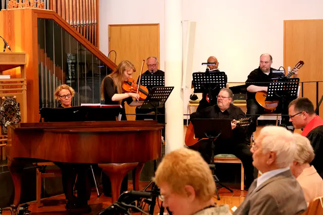 Das Foto zeigt Anke Schmock am Klavier.
Foto: www.evgds.de
