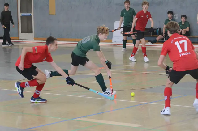 Die HTC-Akteure Nick Schulz, Paul Steinhauer und Paul Flocke (von links) versuchen den Raffelberger Angriff zu stoppen. Die Kupferdreher setzten sich am Ende dieses Spiels nach anfänglichen Startschwierigkeiten mit 7:3 durch.  | Foto: Carsten Ackermann 