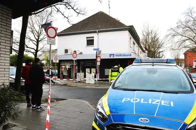 Auch am Mittag wurde das Umfeld des Explosionsortes an der Annenstraße / Ecke Rudolf-König-Straße von der Polizei abgesichert. 