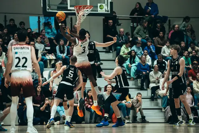 Sadiq Ajagbe im Heimspiel gegen die Dragons Rhöndorf | Foto: Calvin Vorsmann, cnipsr