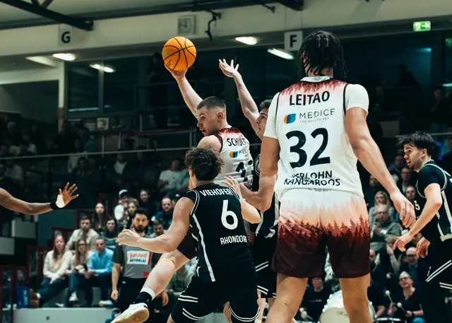 Chris Schultz mit dem No-Look-Pass auf Center Tyson Leitao | Foto: Calvin Vorsmann, cnipsr