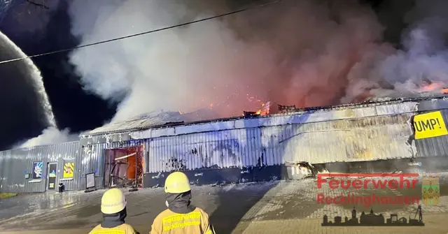 Vollbrand einer Trampolinhalle in der Nacht - Halle niedergerissen | Foto: Feuerwehr Recklinghausen