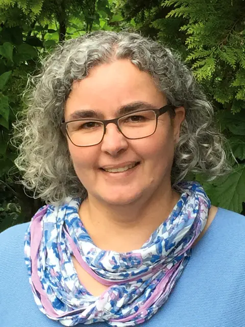 Pfarrerin Ulrike Kobbe beantwortet am Montagabend die Fragen der Anrufer.
Foto: www.evgds.de 
