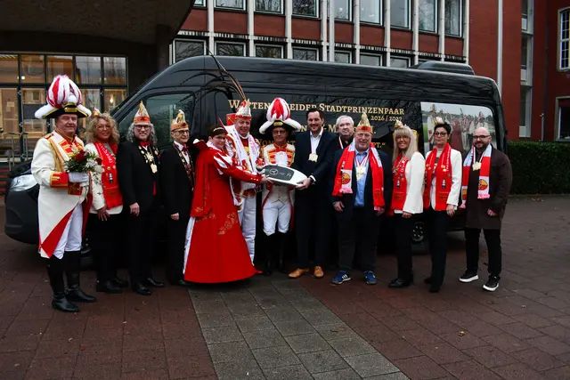 (V.l.) Adjutanten und Fahrer Ingmar Jotzo und Andrea Vesely, FWK-Geschäftsführer Ralf Heine, Präsident Rüdiger Preußner, Prinzessin Marion II. und Prinz Karsten I., Adjutant und Fahrer Guido Heinrichs, Verkaufsleiter Christian Lang mit Theo Sesterhenn von den Fahrzeug - Werke LUEG AG, Bezirksbürgermeisters Holger Dünnebacke mit den Adjutantinnen Karola Heinrichs und Annett Vesely sowie Bezirksverwaltungsstellenleiter Max Grossmann  | Foto: Karl Heinz Lehnertz