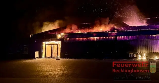 Vollbrand einer Trampolinhalle in der Nacht - Halle niedergerissen | Foto: Feuerwehr Recklinghausen