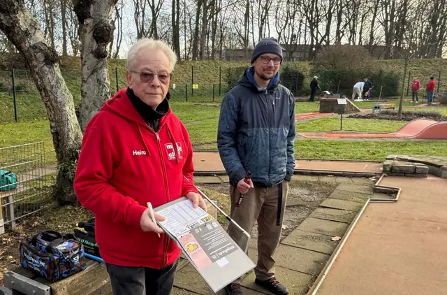 Heinz Pribyl (l) mit Spielprotokoll und Timon Sehnert an Bahn 9.