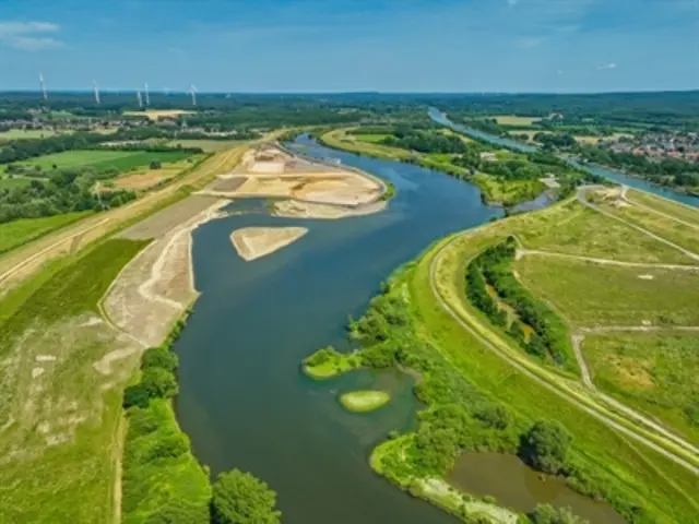 Das wohl größte vom Lippeverband in Essen geplante Hochwasserschutz- und Renaturierungsprojekt ist der Neubau der Lippe-Deiche in Haltern-Lippramsdorf und Marl (HaLiMa). Im Norden (links im Bild) sind die neuen Deiche bereits auf einer Länge von 3,7 Kilometer erstellt und die Altdeiche zurückgebaut. Bis Ende 2025 wurde in diesem Bereich die 42 Hektar große neue Aue fertiggestellt. Auf dem Landstück zwischen Lippe und dem Wesel-Datteln-Kanal (rechts im Bild) entstehen weitere 18 Hektar Aue bis 2027 im Zuge des nun gestarteten Bauabschnittes südlich der Lippe. Vorlaufend baut der Lippeverband hier auf einer Länge von 500 Metern den neuen Süddeich.

© Rupert Oberhäuser/EGLV