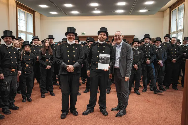 Obermeister Andreas Quentmeier, Bezirksschornsteinfeger Michael Klewitz und Regierungspräsident Heinrich Böckelühr (von links). Foto: 
Jason Rittmeyer, Bezirksregierung Arnsberg