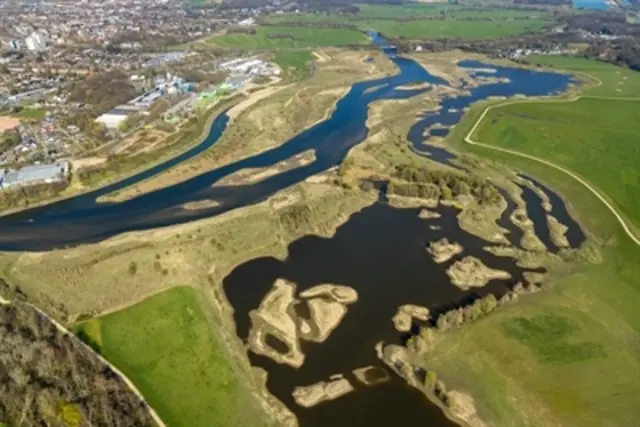 Die neue Lippe-Mündung in den Rhein bei Wesel, hier auf einer Aufnahme aus dem Frühjahr 2019. Geplant wurde das Vorhaben im Essener Südviertel vom Lippeverband.

© Hans Blossey/EGLV