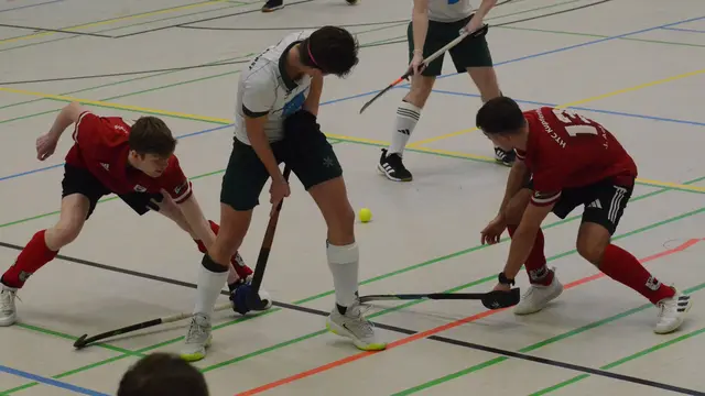 Fabian Georg (links) und Jan Ackermann (rechts), dessen sieben auf einen Streich die Basis für den ebenso klaren wie ungefährdeten Sieg über den HTC Uhlenhorst IV legten, versuchen in dieser Szene vergeblich, ihren Mülheimer Gegenspieler zu blocken.   | Foto: Carsten Ackermann 