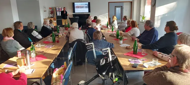Großes Interesse zeigten in der DRK Begegnungsstätte Neuasseln die Anwesenden bei…